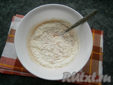 Снова все перемешать, всыпать пшеничную муку.