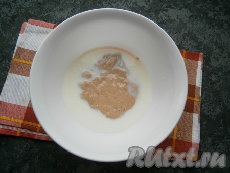 В теплое молоко добавить 150 грамм активной ржаной закваски. Если ваша закваска находилась в холодильнике, ее нужно взять 50 грамм, добавить 50 грамм ржаной муки и 50 мл теплой воды, перемешать и оставить на 3-4 часа, закваска должна "ожить", то есть начать интенсивное брожение, после этого добавить ее в молоко.
