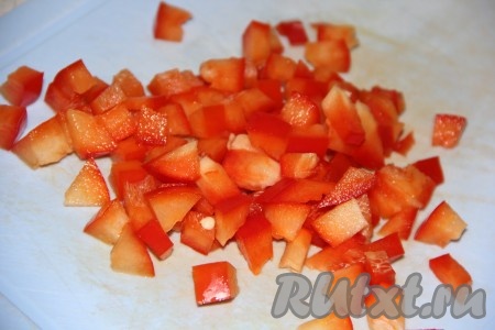 Болгарский перец вымыть и, удалив семена, нарезать на кубики.

