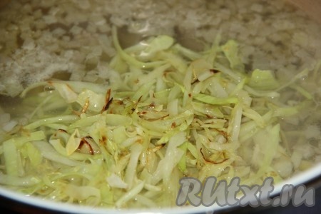 Когда картошка с фаршем проварятся минут 10, выложить обжаренную капусту в кастрюлю. Если честно, я не подрасчитала с объёмом кастрюли и поэтому переложила суп в более глубокую кастрюлю. Варить 10 минут.
