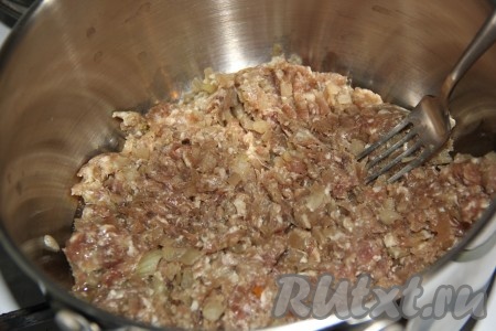 В кастрюлю с толстым дном влить 1-2 столовые ложки растительного масла, добавить фарш и поставить на огонь.
