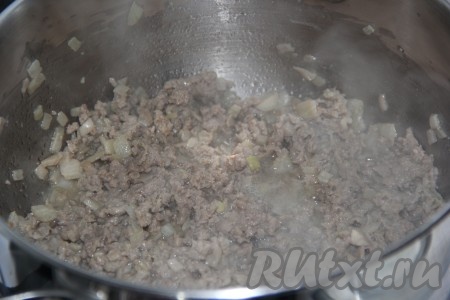 Обжарить фарш в кастрюле до полуготовности (в течение минут 10) на среднем огне, постоянно разбивая комочки.
