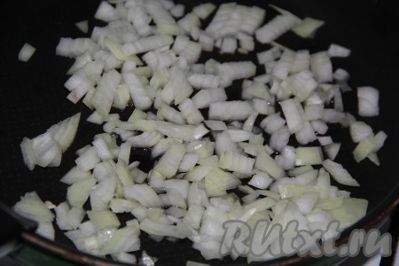Пока варится суп, приготовить зажарку, для этого очищенную луковицу мелко нарезать и обжарить в течение 5 минут на растительном масле на среднем огне, не забывая иногда помешивать.
