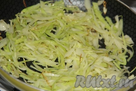 Капусту нашинковать и обжарить на сковороде на растительном масле на среднем огне, иногда помешивая, в течение 15 минут.
