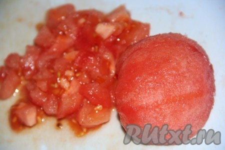 Помидор ошпарить кипятком (так легче снять кожуру), снять кожуру и мелко нарезать мякоть.

