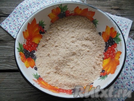 Разотрите массу ладошками, чтобы получилась рассыпчатая крошка.
