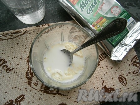 Влить около 50 мл теплой воды и интенсивно перемешать. Смесь будет густоватой и, конечно же, комочки будут.