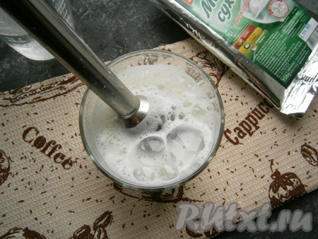 Далее влить еще около 100 мл теплой воды и погружным блендером, прямо в стакане, смесь взбить около 1 минуты. Молочко будет пениться, но все комочки отлично разобьются.
