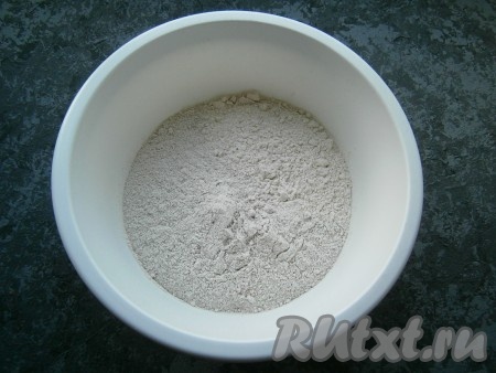 Для приготовления теста в большую миску всыпать ржаную и цельнозерновую муку (цельнозерновую можно заменить на хлебопекарную пшеничную муку первого сорта).
