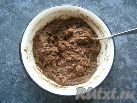 Перемешать смесь муки, солода и кориандра, залить крутым кипятком, быстро перемешивая ложкой. Получится густая ароматная масса, которую нужно накрыть пленкой и также оставить в теплом месте на 4 часа.
