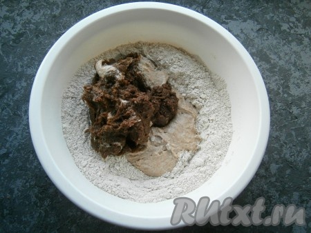 В сухую смесь муки добавить закваску и всю заварную смесь.
