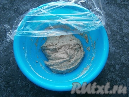 Снова перемешать, накрыть миску с закваской пленкой и поместить в теплое место часа на 4.
