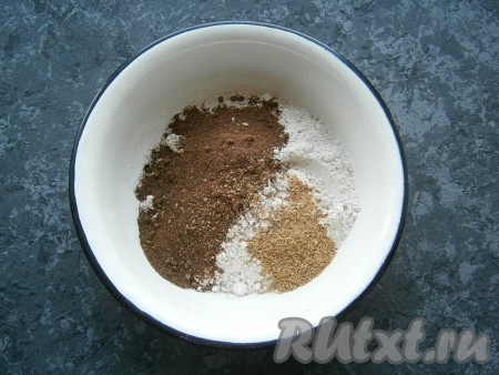 Тем временем приготовить заварную смесь: в ржаную муку всыпать солод и молотый кориандр.
