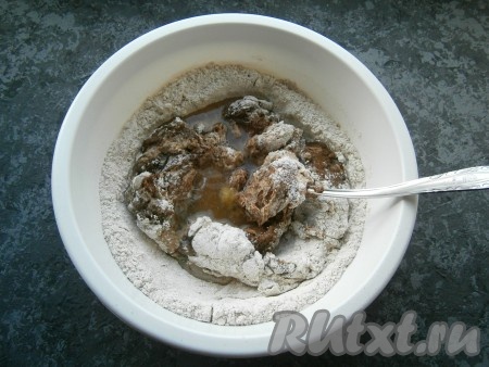 Добавить медовую смесь в тесто, замешивая его вначале ложкой.
