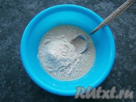 Тщательно перемешать до однородности, всыпать ржаную муку.
