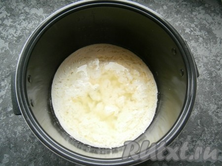 Выставить режим "Творог" на 20 минут. Если такого режима нет, выставляйте программу "Молочная каша" на 30-35 минут. Закрыть крышку мультиварки. Как только сыворотка отделится - творог готов!
