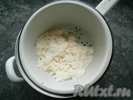 Откинуть готовый творог на дуршлаг с небольшими дырочками, ложкой отжать от сыворотки. Если нужен творог посуше, можете поместить его в марлю, сложенную в 2-3 раза, и подвесить. Дать творогу полностью остыть.
