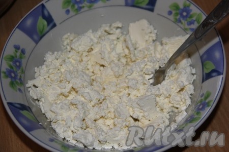 Брынзу переложить в глубокую миску и размять вилкой.
