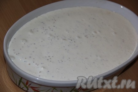 Залить горбушу сливочно-сырным соусом и поставить в разогретую духовку. Запекать красную рыбу при температуре 200 градусов 30 минут.
