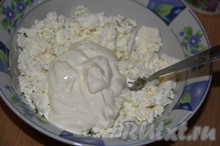 Затем к брынзе добавить сметану, перемешать.
