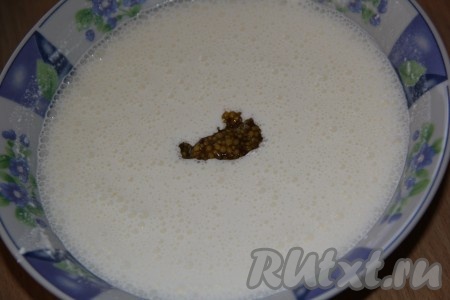 В смесь сыра и сметаны влить сливки, перемешать сливочно-сырный соус. Для получения более однородной текстуры соус можно перемешать погружным блендером. Затем добавить соль, специи и горчицу.
