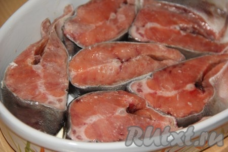 Форму для запекания смазать сливочным маслом. Стейки горбуши выложить в жаропрочную форму в один слой.
