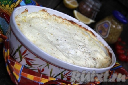 Соус во время запекания слегка загустеет. Подать сочную, нежную горбушу под сливочно-сырном соусом с любым гарниром. Сочетание красной рыбы, сливок и сыра - очень удачное, поэтому блюдо неизменно получается аппетитным и очень вкусным.
