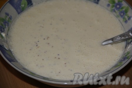 Перемешать соус ложкой, он получится не густой.
