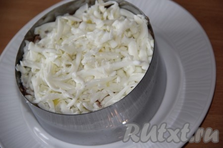 Яйца предварительно сварить вкрутую (в течение минут 10) и остудить. Очистить яйца, разделить на желтки и белки. Белки натереть на крупной тёрке и выложить поверх горбуши.
