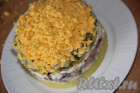 Утрамбовать слои, смазать майонезом луковый слой. Поставить салат с горбушей горячего копчения с картофелем на пару часов для пропитки в холодильник. Затем снять кольцо. Верх салата покрыть желтком (я просто раскрошила яичные желтки).
