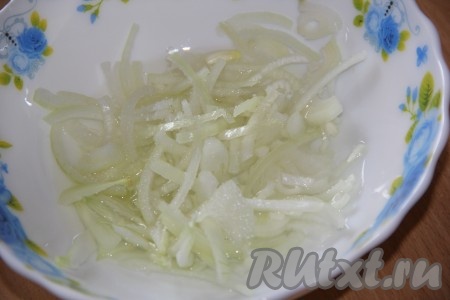 Для начала замаринуем лук, для этого к очищенному луку, нарезанному тонкими полукольцами, нужно добавить уксус, воду и сахар, оставить на 30 минут.
