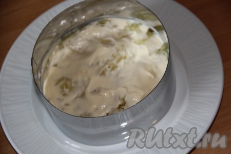 Картофель заранее сварить в мундире и остудить. Очистить картошку, натереть на крупной тёрке, равномерно выложить первым слоем, слегка посолить и смазать майонезом.
