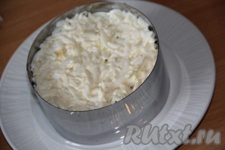 Белки утрамбовать и смазать майонезом, можно слегка посолить.
