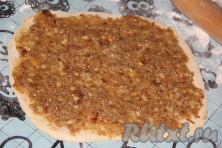 Начинку разделить на равные части. Смазать тесто начинкой, оставляя края раскатанного теста чистыми (как на фото).
