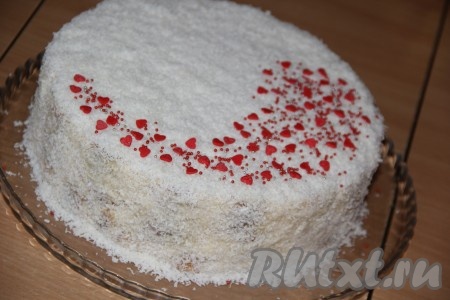 Украсить торт по желанию. Я просто покрыла торт кокосовой стружкой и кондитерской посыпкой (можно посыпать тёртым шоколадом).
