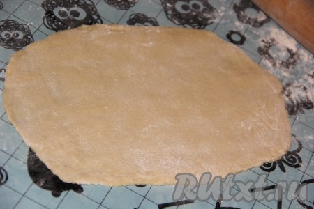 На столе, припыленном мукой, каждую часть теста раскатать в прямоугольник.

