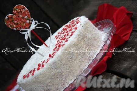 Вот такой красивый и очень аппетитный торт с начинкой из сухофруктов и орехов получился, чем дольше он стоит в холодильнике, тем становится вкуснее и нежнее.
