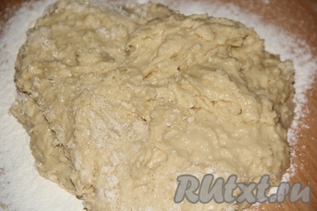 Стол хорошо посыпать мукой и выложить липкое тесто на стол.
