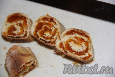 Нарезать рулеты в тёплом виде на кусочки толщиной 2-2,5 см.
