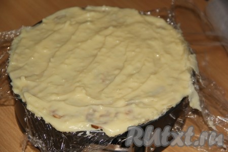 Смазать слой кремом и выложить следующий слой из оставшихся рулетиков с курагой и рулетиков с изюмом и орехами. У меня получилось три слоя. Немного рулетов осталось, но они не пропали, мы их съели, как печенье. Покрыть верхний слой торта кремом и накрыть плёнкой. 