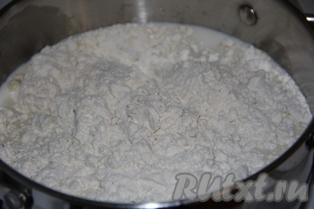 Затем добавить муку и крахмал. Перемешать венчиком и поставить на огонь. Варить крем на среднем огне до загустения (примерно 10-15 минут) при постоянном помешивании.
