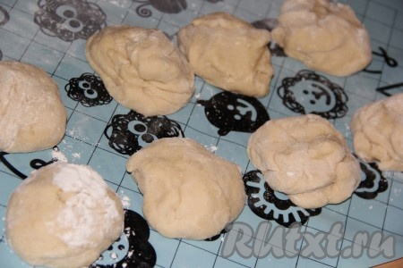 Готовое тесто разделить на 8 частей.
