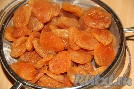 Затем откинуть сухофрукты на дуршлаг.
