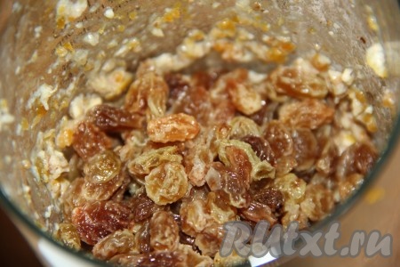 Пробить орехи с лимоном до однородного состояния, а затем добавить изюм и ещё раз пробить.
