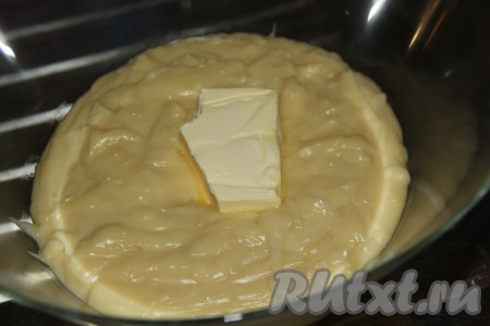 Готовый заварной крем снять с огня и переложить в стеклянную или металлическую миску, добавить масло и лимонный сок. Перемешать крем венчиком до полного растворения масла. Дать заварному крему остыть.
