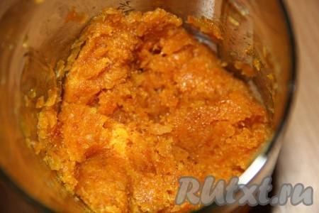 Для начала приготовить начинку из кураги. Выложить курагу в чашу блендера и пробить до пюреобразного состояния.
