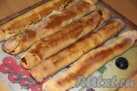 Выпекать рулетики в разогретой духовке, примерно, 30 минут при температуре 200 градусов. Рулеты должны покрыться золотистым цветом.
