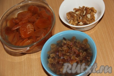 Пока тесто отдыхает, приготовить начинку. Орехи можно взять любые. Лимон хорошо вымыть. Изюм и курагу залить кипятком на пару минут в разных тарелках.&nbsp;
