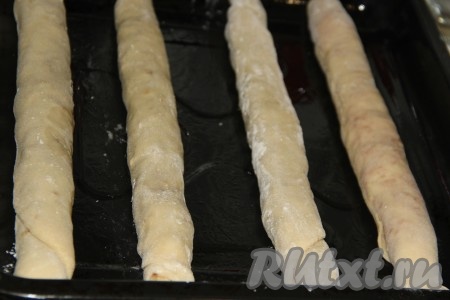 Выложить рулеты (я выпекала по 4 штуки) на противень, смазанный растительным маслом.