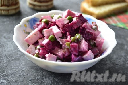 Салат "Виолетта" со свеклой и солеными огурцами
